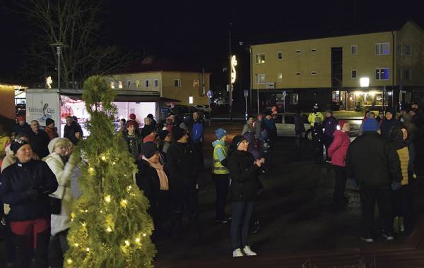Toritien jouluvalaistuksen sytyttämistä oli kokoontunut Kuhmolan torille perjantai-iltana...