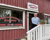 Mökkiläiset, veneilijät ja muut kesänviettäjät poikkeavat kyläkaupalla jäätelöllä...