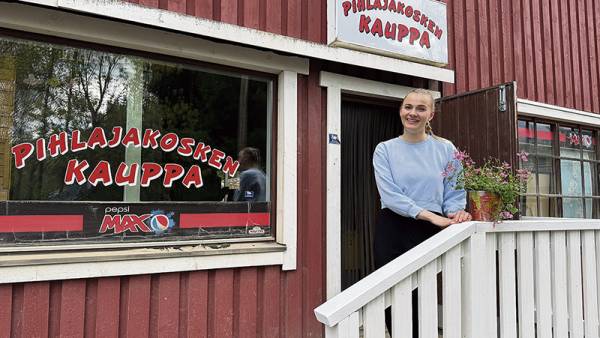 Mökkiläiset, veneilijät ja muut kesänviettäjät poikkeavat kyläkaupalla jäätelöllä...