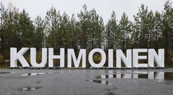 Nämä kirjaimet kohoavat pian Asemuseon päädyssä olevalle nurmialueelle.