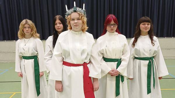 Viivi Saarinen (edessä) oli tämän vuoden Lucia-neito.