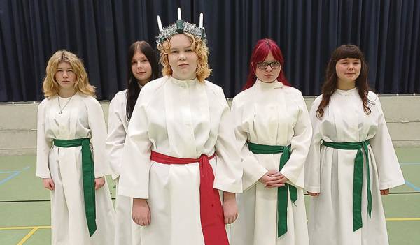 Viivi Saarinen (edessä) oli tämän vuoden Lucia-neito.