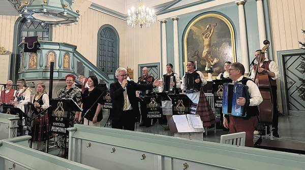 Kuhmoisten Pelimannit olivat pukeutuneet kansallispukuihin esiintyessään jouluisessa kirkkokonsertissa.