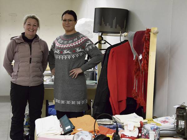 Minna Lindroos ja Kaisa Tuovinen avaavat Talvikirppiksen vuokraamiinsa...