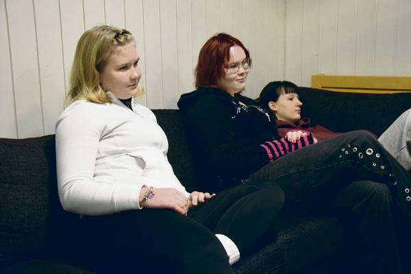 Minttu Suominen (edessä) kertoo, että säännöllinen väsymys ei...