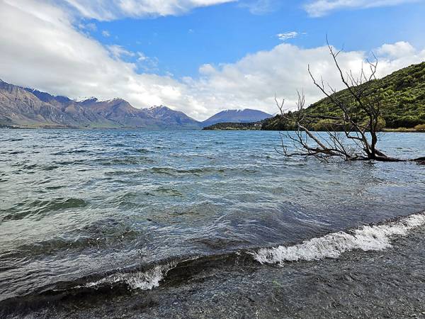 Järvimaisema Queenstownista. Kuva: Emilia Pohjoisvirta