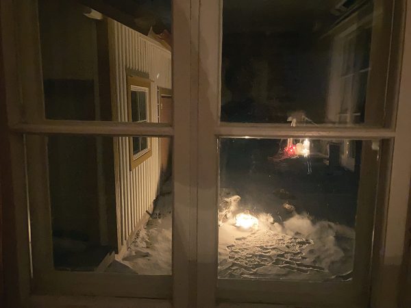 Roihut valaisivat Karjalaisten pihaa, kun talo oli kuusi...