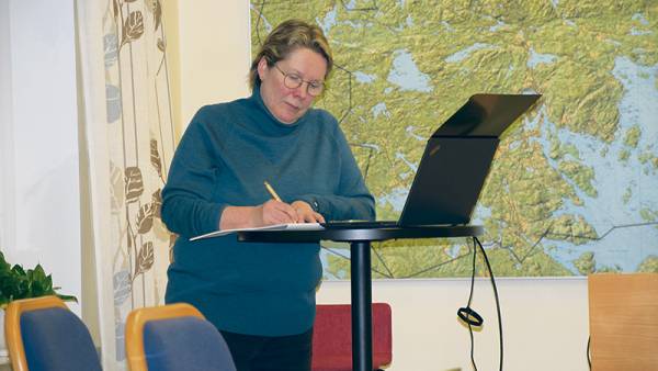 Projektipäällikkö Minna Lehtonen kirjasi ylös kuulemistilaisuudesta saatua palautetta....