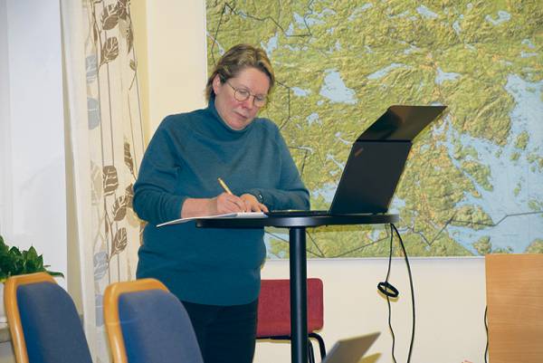 Projektipäällikkö Minna Lehtonen kirjasi ylös kuulemistilaisuudesta saatua palautetta....