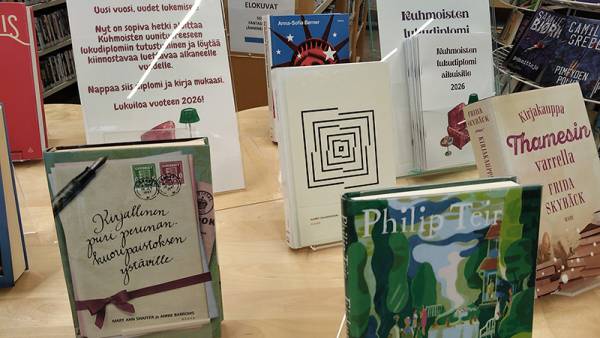 Lukudiplomeita sekä siihen listattuja kirjoja on esillä heti...