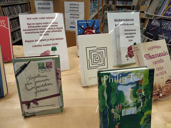 Lukudiplomeita sekä siihen listattuja kirjoja on esillä heti...
