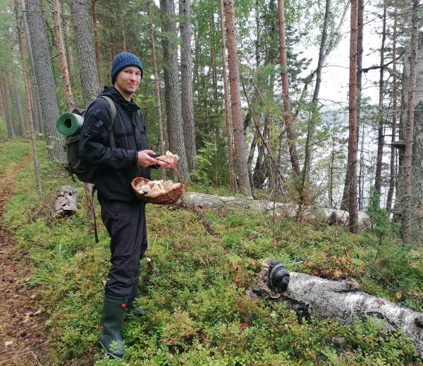 Kirjoittaja yrittää ja ottaa välillä rennosti luontoretkillä ja