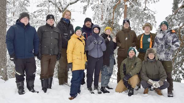Metsäopiskelijat asettuivat ryhmäkuvaan Linnavuoren huipulla. Kuvassa vasemmalta oikealle:...