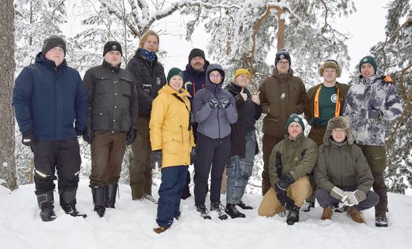 Metsäopiskelijat asettuivat ryhmäkuvaan Linnavuoren huipulla. Kuvassa vasemmalta oikealle:...