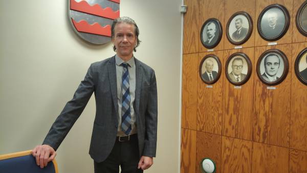 Sami Ylipihlaja seurasi virkavaalia jännittyneenä paikan päällä valtuustosalissa....