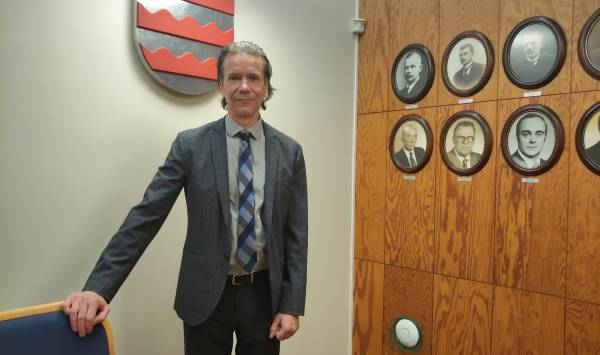 Sami Ylipihlaja seurasi virkavaalia jännittyneenä paikan päällä valtuustosalissa....