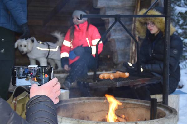 Lukiolaiset Reetta Unnaslahti, Ella Sarkki (pinkissä takissa) sekä...