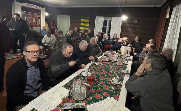 Kotailtamiehet koolla Unnasjärven pirtissä. Kuva: Heikki Niemeläinen