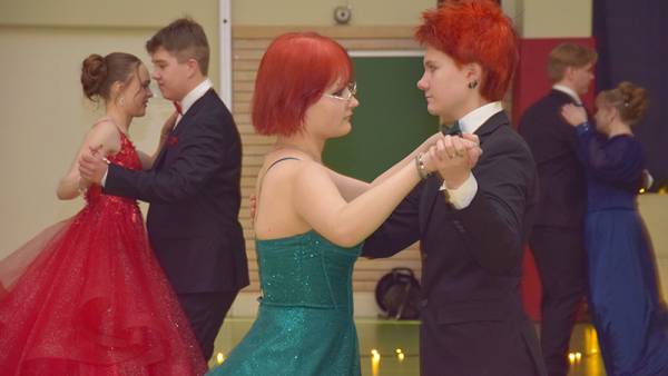 Wanhojen tansseja vietetään, koska lukion senioreista tulee koulun...