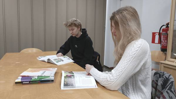 Saku Käyrä ja Marissa Mäkiaho hyödyntävät monenlaisia opiskelutekniikoita.