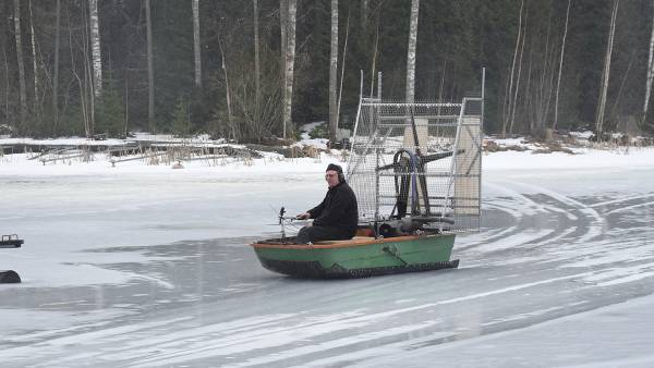 Suuri potkuri työntää hydrokopteria eteenpäin, ja laitetta ohjataan...