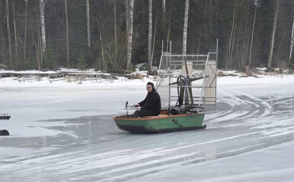 Suuri potkuri työntää hydrokopteria eteenpäin, ja laitetta ohjataan...