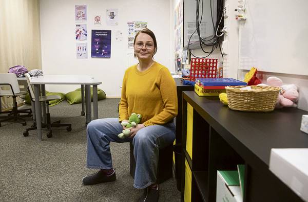 Kouluvalmentaja Tytti Alho pitää työssään esillä nuorisotyön kuukausiteemoja,...