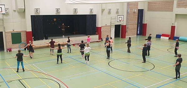 Naisvoimistelijoiden jumppapäivä liikutti kymmeniä jumppareita talvilomaviikon lauantaina. Kuva: