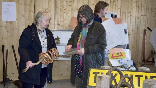 Päijälän seudun kyläyhdistyksen puheenjohtaja Leena Bragge sekä Ulla...