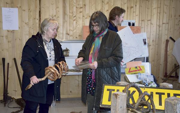 Päijälän seudun kyläyhdistyksen puheenjohtaja Leena Bragge sekä Ulla...