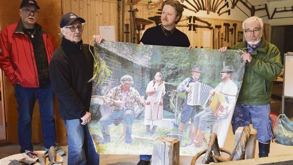 Lauri Onali (toinen oikealta) pitää työtään Tukkilaistuvalla tähänastisen...