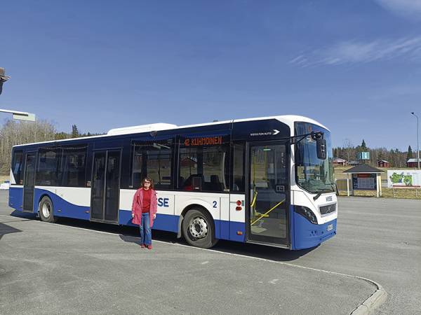 Anita Ågren kulkee viikottain Nyssellä kaupunkiin mökille ja...