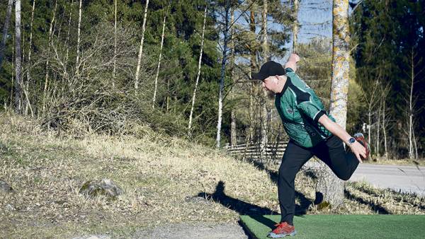 DKK:n puheenjohtajan Markus Hattusen mukaan frisbeegolfissa viehättää lajin...