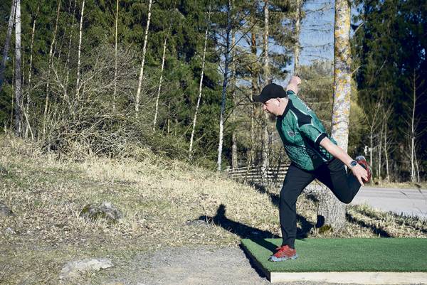 DKK:n puheenjohtajan Markus Hattusen mukaan frisbeegolfissa viehättää lajin...