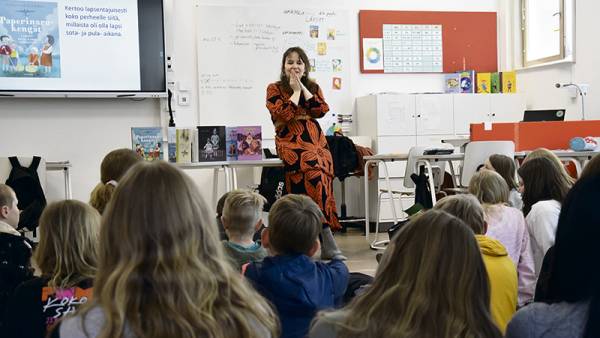 Oppilaita kiinnosti, kuinka paljon kirjoilla tienaa rahaa. Karoliina...