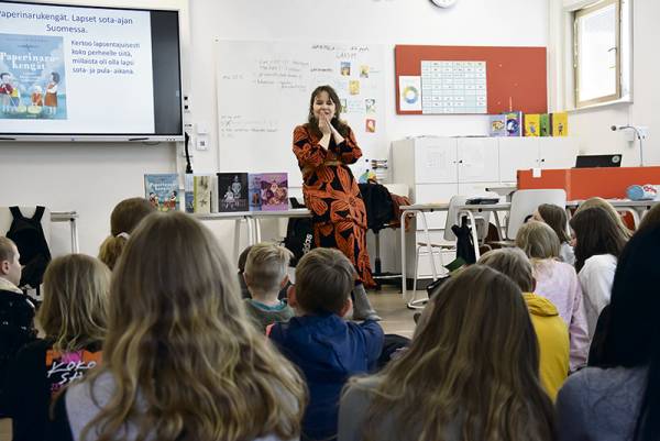 Oppilaita kiinnosti, kuinka paljon kirjoilla tienaa rahaa. Karoliina...