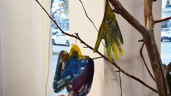 Kirjaston sanataidepuusta voi käydä lukemassa kannustavia ja rohkaisevia