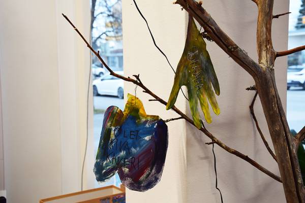 Kirjaston sanataidepuusta voi käydä lukemassa kannustavia ja rohkaisevia