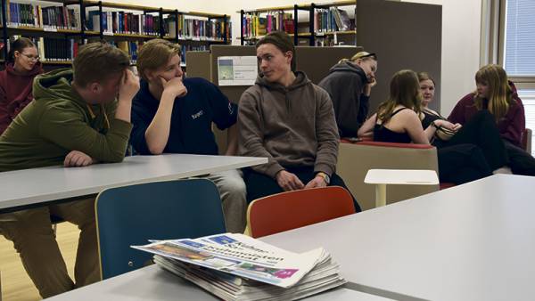 Lukiolaiset seuraavat uutisia aktiivisesti, mutta päätyvät niiden pariin...