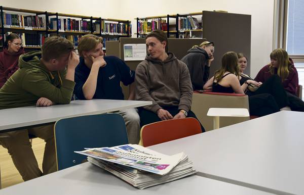 Lukiolaiset seuraavat uutisia aktiivisesti, mutta päätyvät niiden pariin...