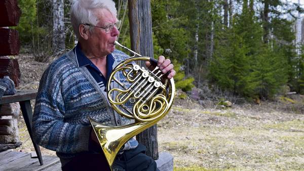 Oiva Ruokonen tarttui käyrätorveen Roinilan talon aitan rappusilla....
