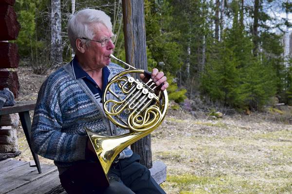 Oiva Ruokonen tarttui käyrätorveen Roinilan talon aitan rappusilla....