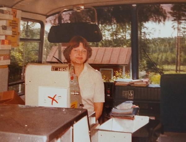Kirjoittaja ensimmäisessä kesätyöpaikassaan Kuhmoisten Osuuskaupan kauppa-autossa.