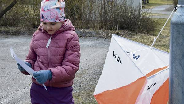 Ella Engblom tutustui suunnistuksen saloihin tiistai-iltana osana partiolaisten