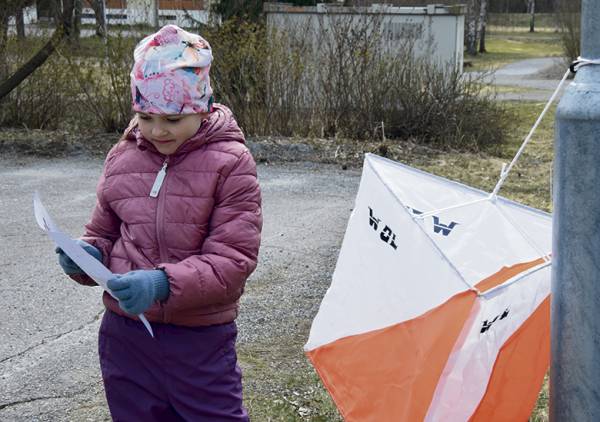 Ella Engblom tutustui suunnistuksen saloihin tiistai-iltana osana partiolaisten