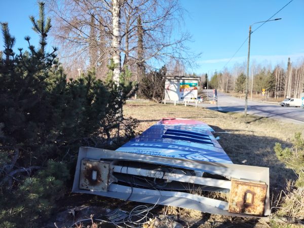 Käytöstä poistetun Teboilin kylmäaseman hintataulu kaatui keskiviikkoiltana oletettavasti...