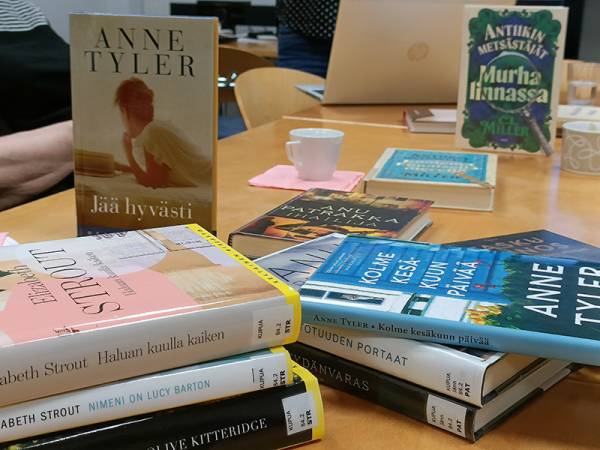 Kirjaston uutuuksiin kuuluu paljon kirjallisuutta myös Brittein saarilta.