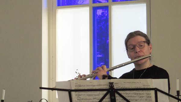 Huilisti Ritva-Liisa Salonen soitti taustanaan alttari-ikkunan siniristi. Kuva: