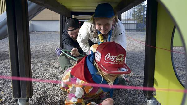 Tomi, Minttu ja Isla Suominen suorittamassa yrjönpäiväseikkailun rastia...