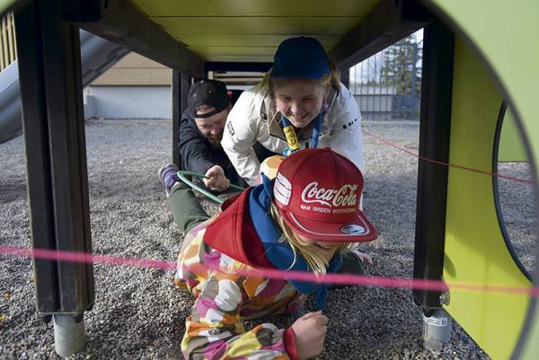 Tomi, Minttu ja Isla Suominen suorittamassa yrjönpäiväseikkailun rastia...